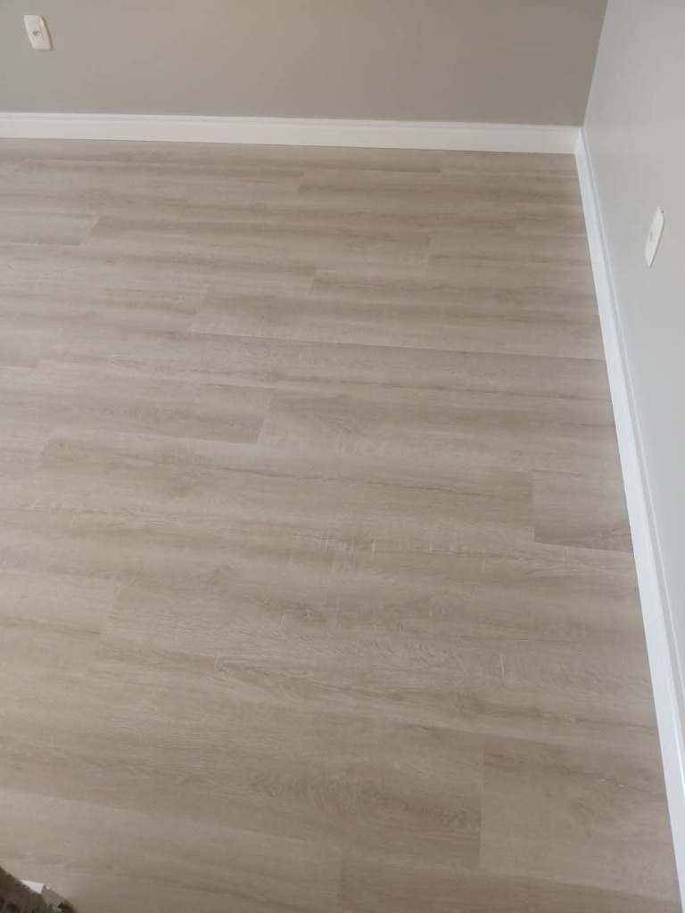 Piso VinÃ­lico Escuro em Sala com Porta de Vidro - Projeto Real